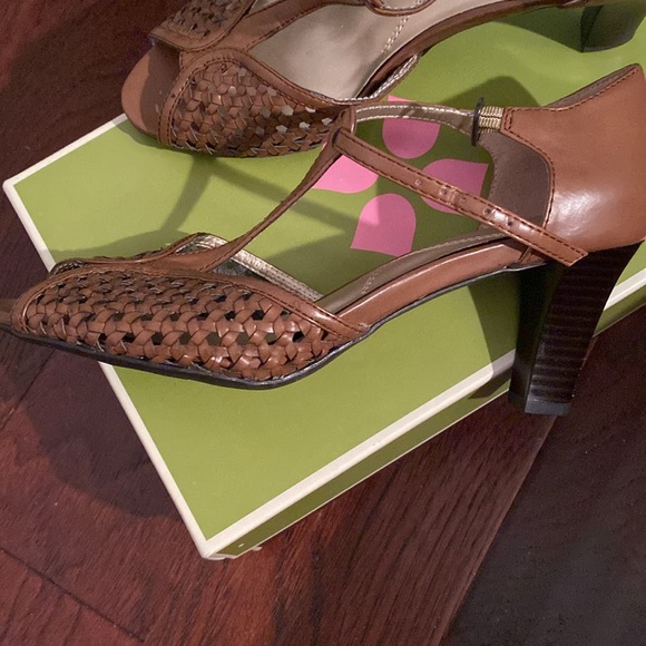 Women’s Immaculate Condition Naturalizer Brand T strap, Leather Shoe size7.5 - Picture 5 of 10